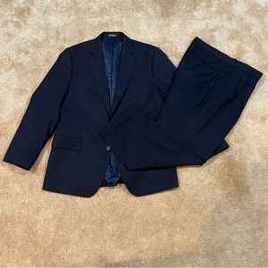 Stafford Dark Blue Suit - 42R Jacket, 36W/30L Pants: Timeless Elegance